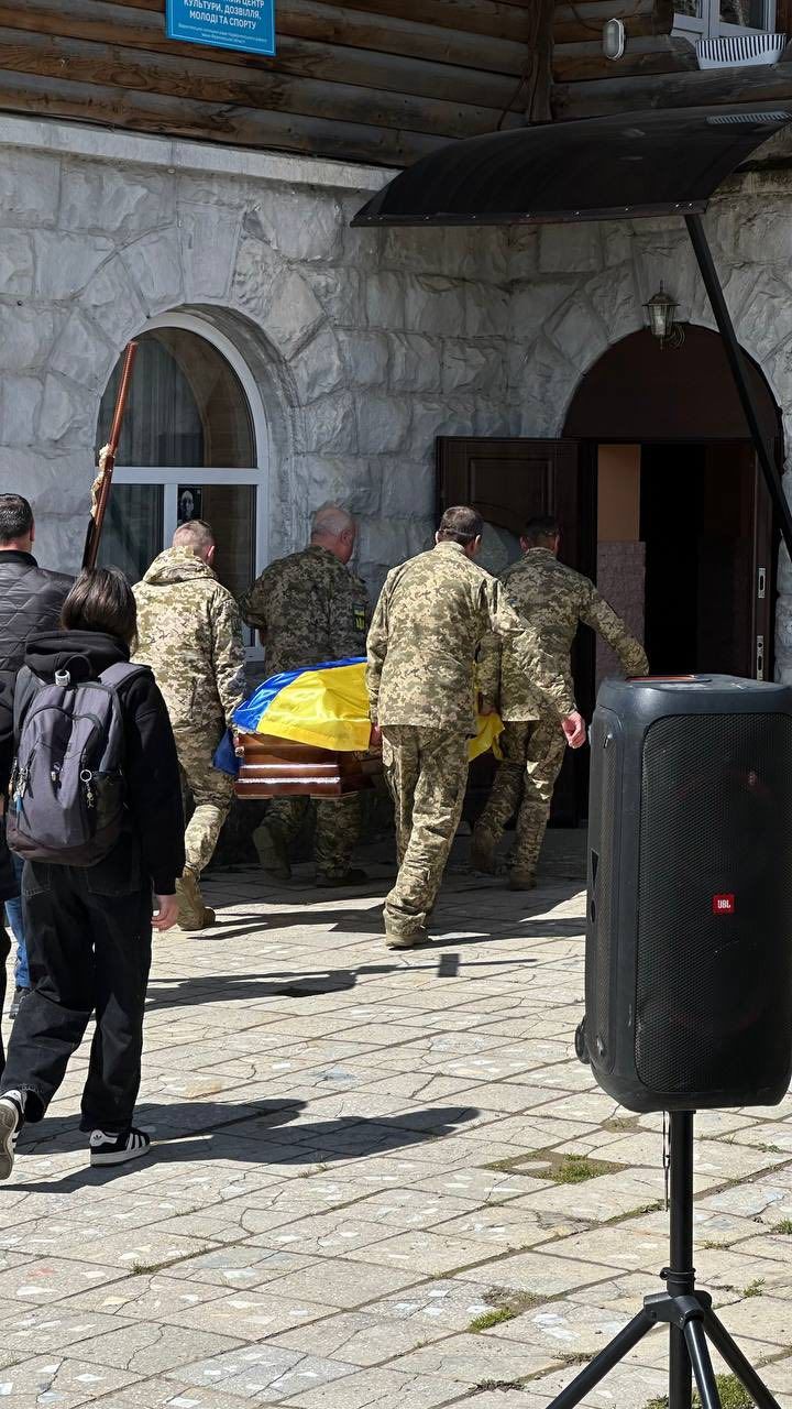 У Ворохті "на щиті" зустріли полеглого захисника Дмитра Станковича 12