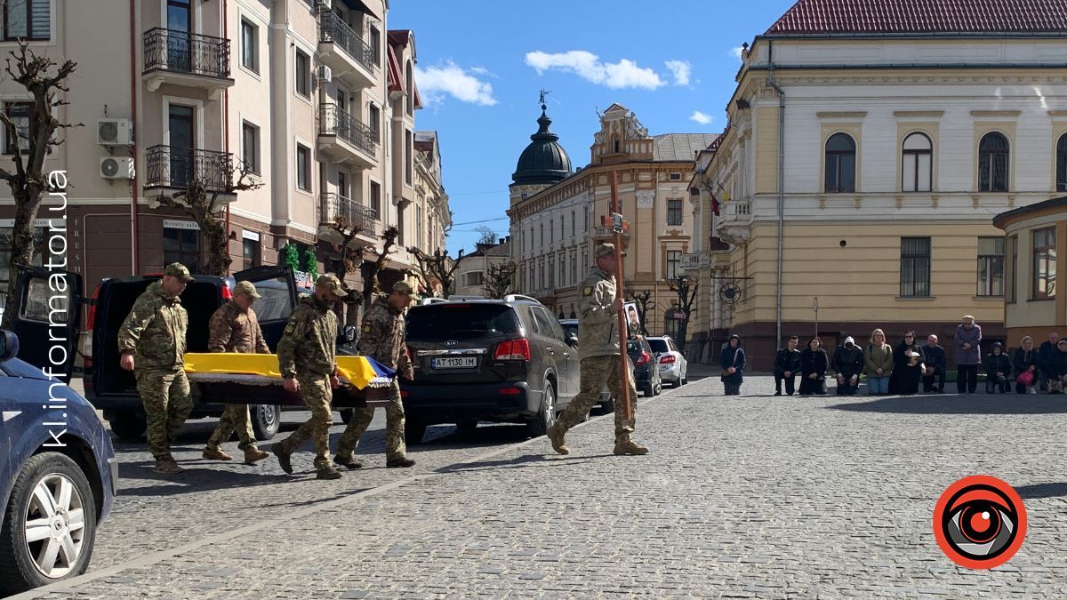 У Коломиї "на щиті" зустріли полеглого захисника Василя Подоляка
