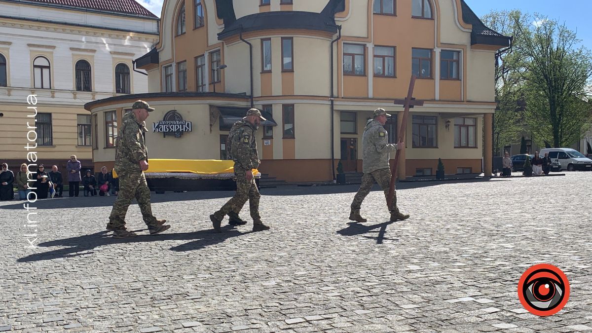 У Коломиї "на щиті" зустріли полеглого захисника Василя Подоляка 3