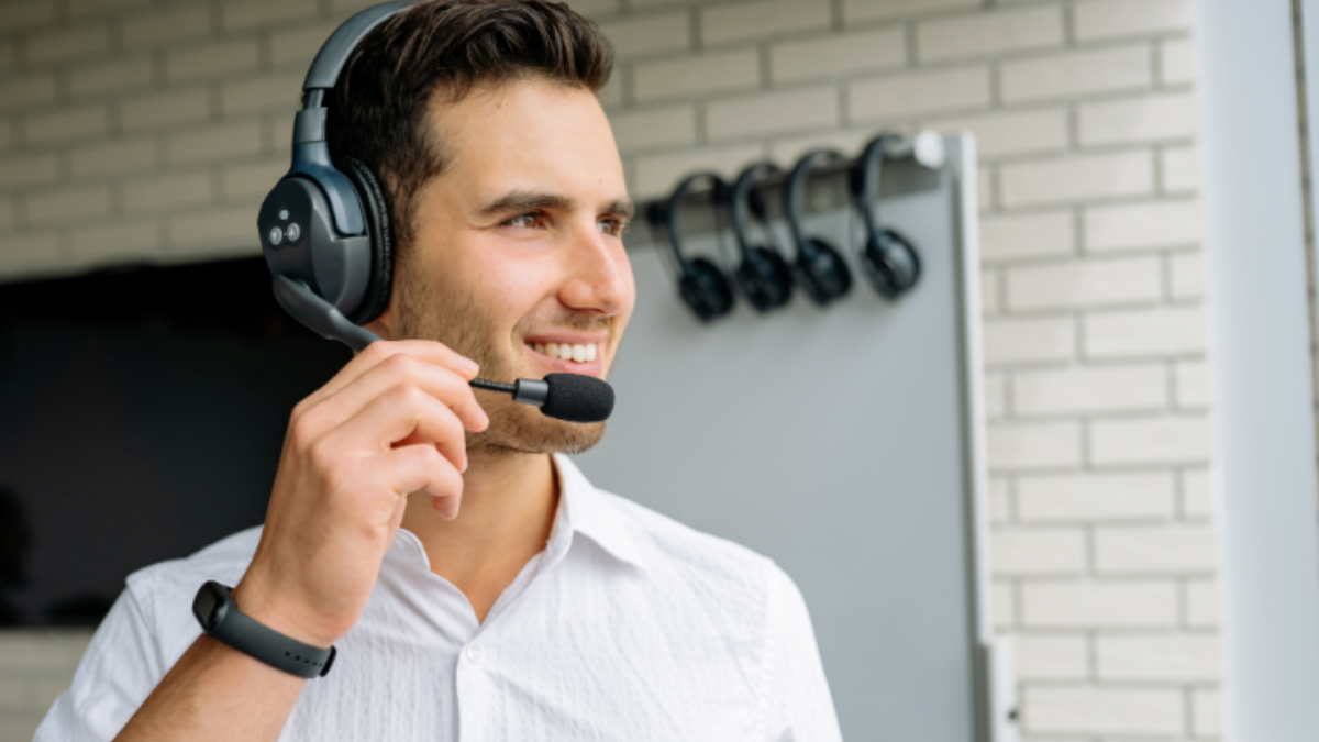 Навушники з мікрофоном: коли важливо добре чути цифри й людей