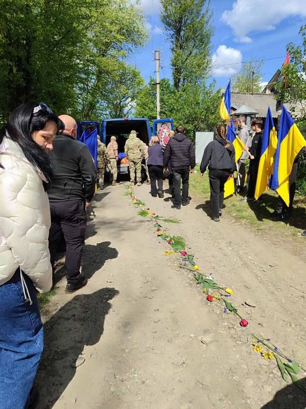 Матеївецька громада "на щиті" зустріла полеглого воїна Михайла Шукайлюка 5