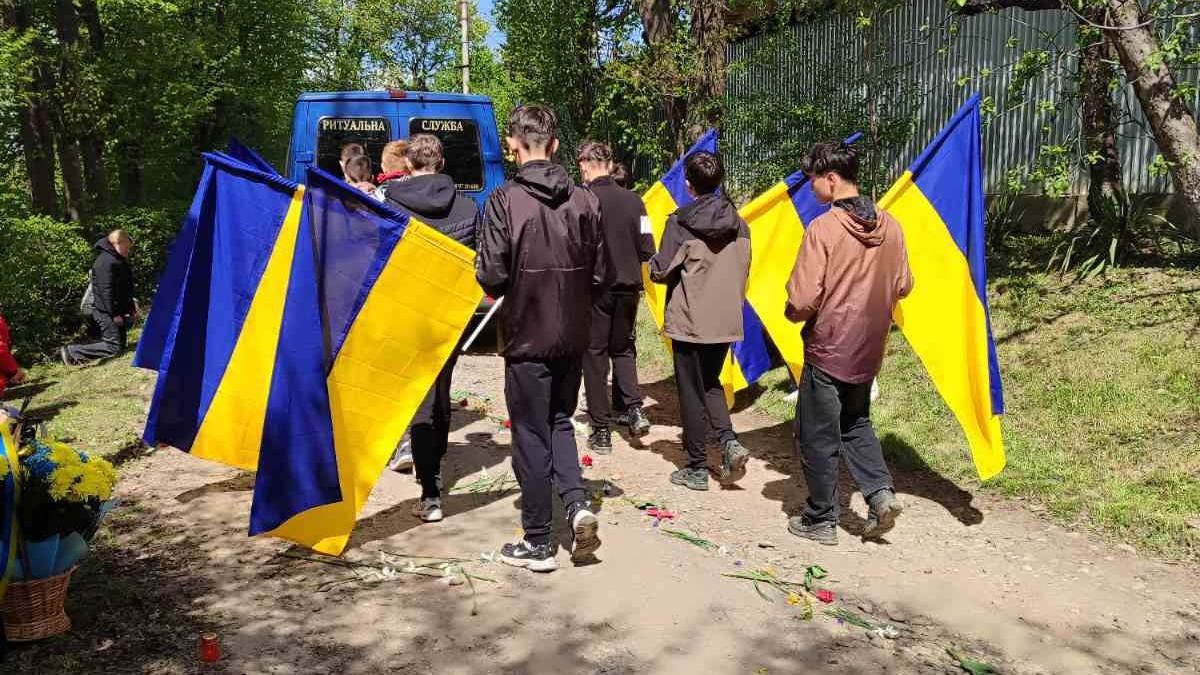 Матеївецька громада "на щиті" зустріла полеглого воїна Михайла Шукайлюка 4