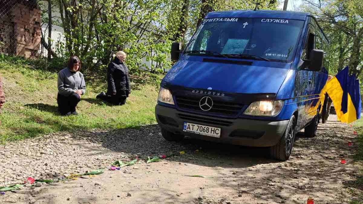 Матеївецька громада "на щиті" зустріла полеглого воїна Михайла Шукайлюка 3