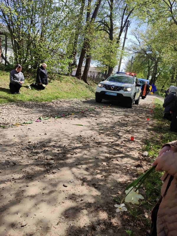 Матеївецька громада "на щиті" зустріла полеглого воїна Михайла Шукайлюка 2