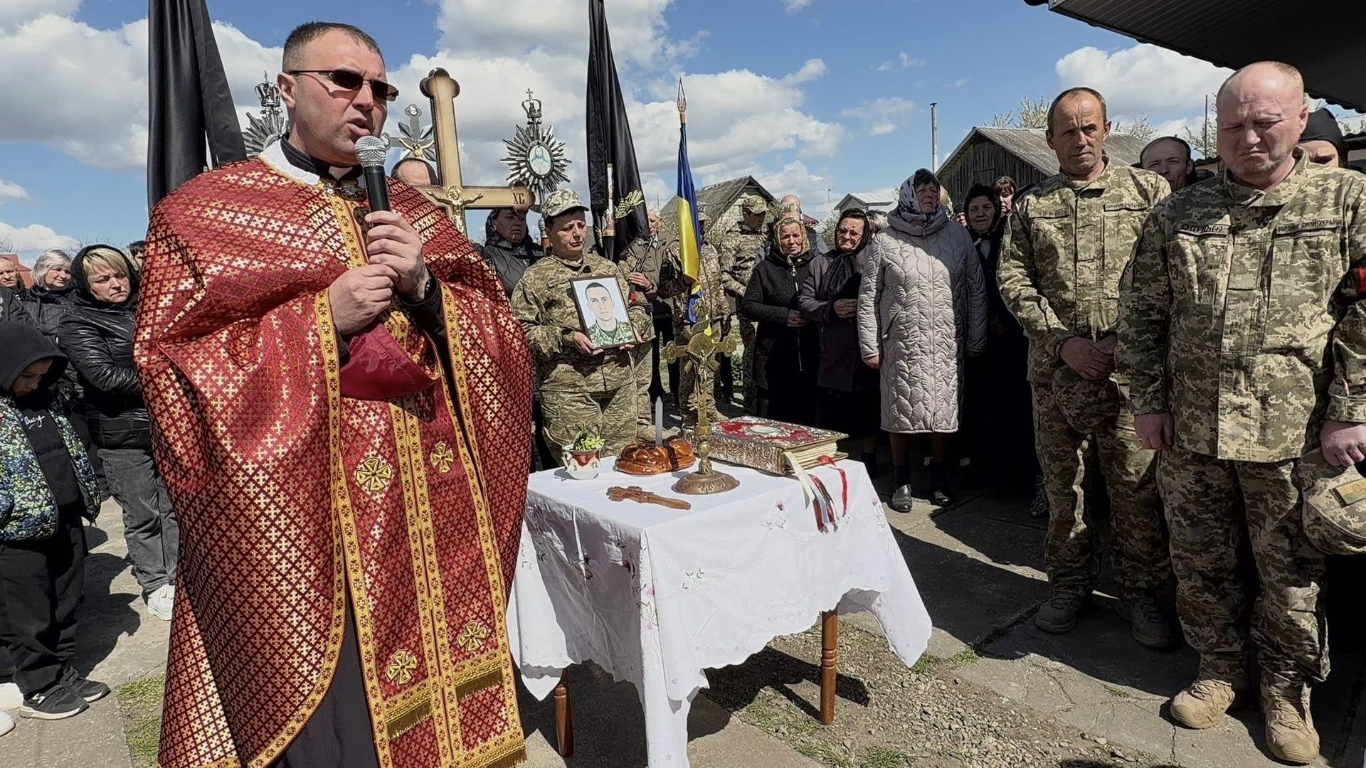 У Надвірнянській громаді провели в останню дорогу померлого воїна Ігоря Середюка 1