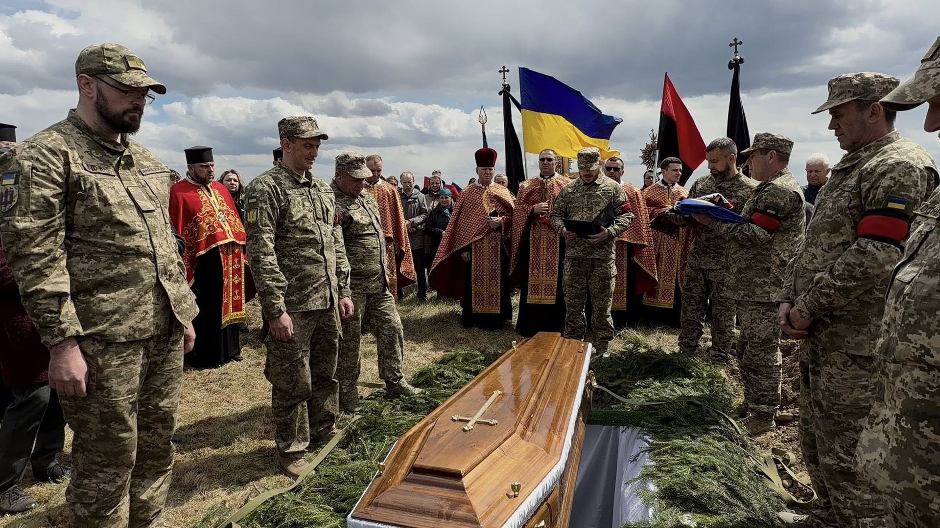 У Надвірнянській громаді провели в останню дорогу померлого воїна Ігоря Середюка 2
