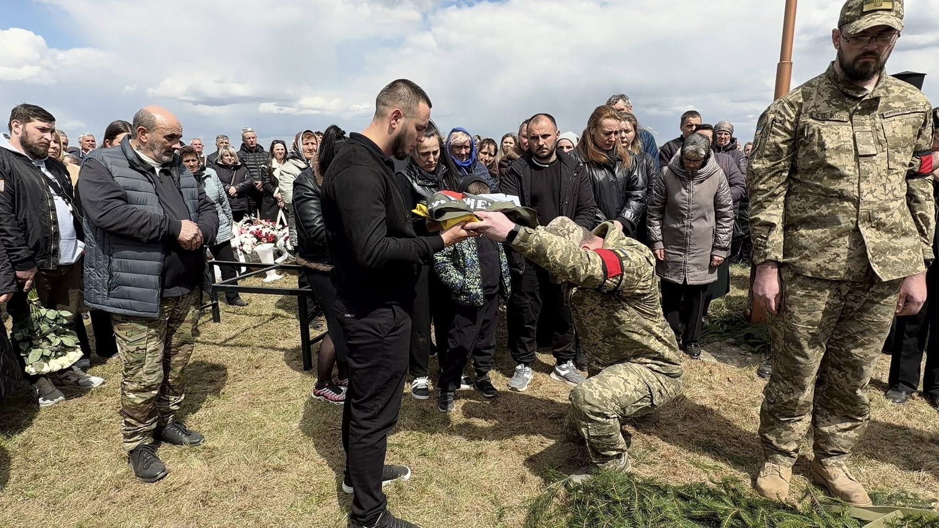 У Надвірнянській громаді провели в останню дорогу померлого воїна Ігоря Середюка 3