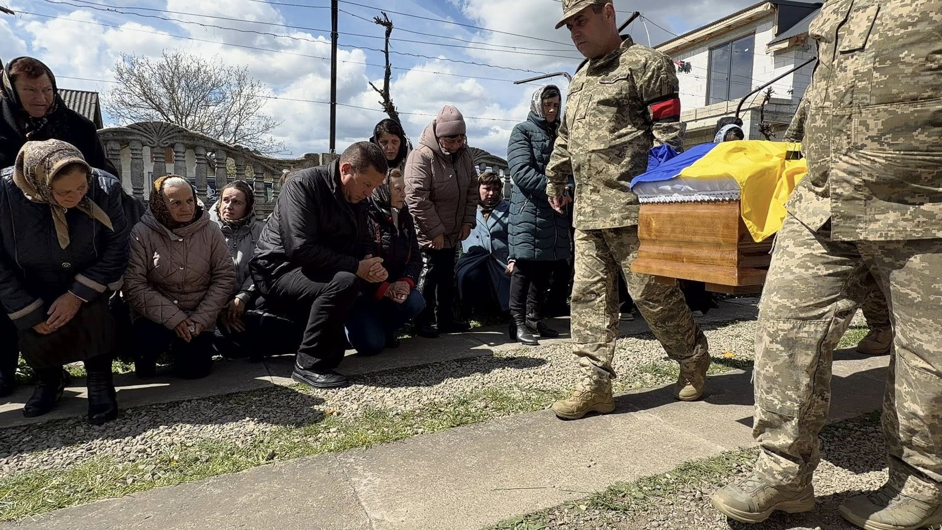 У Надвірнянській громаді провели в останню дорогу померлого воїна Ігоря Середюка 5