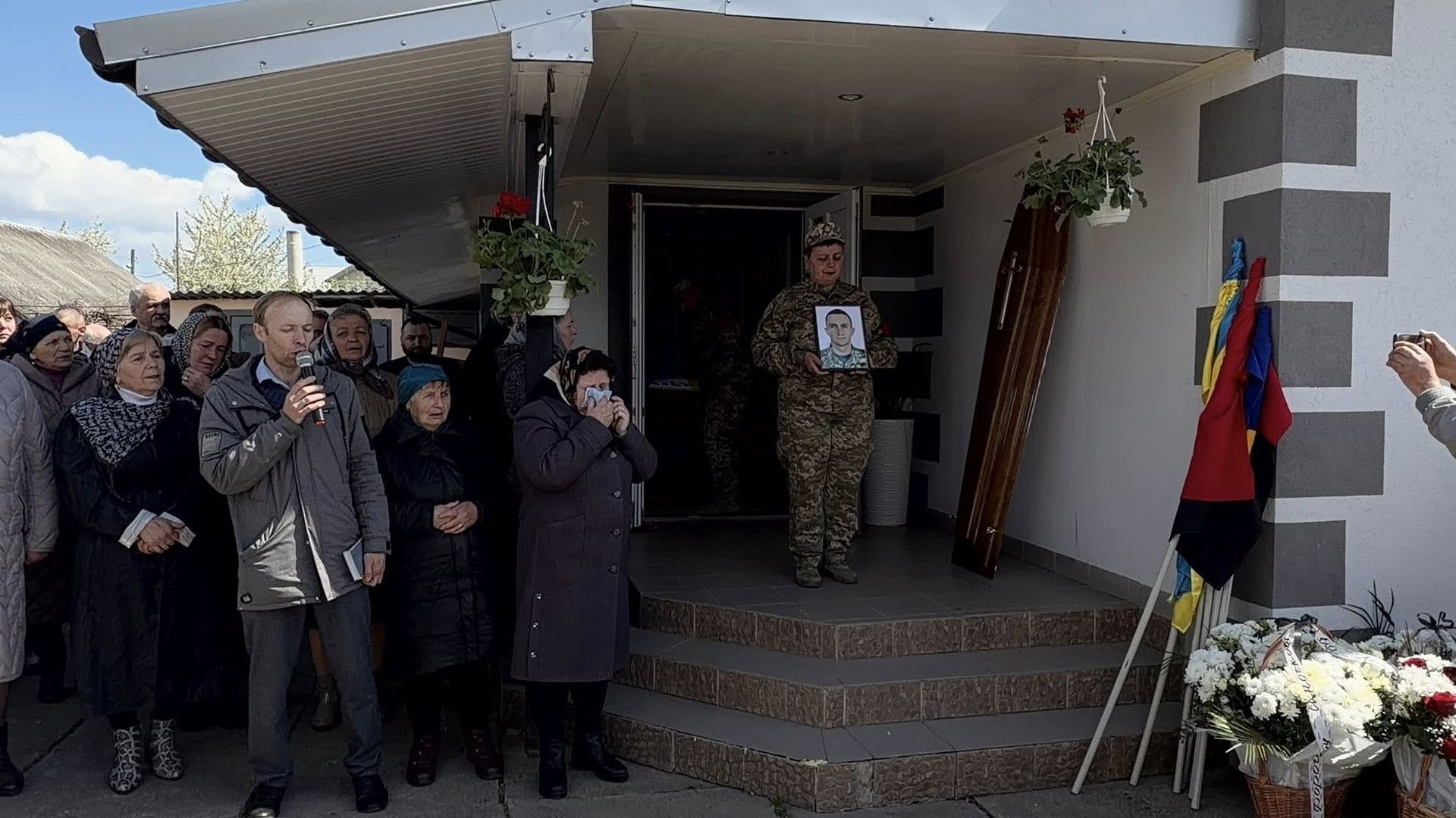 У Надвірнянській громаді провели в останню дорогу померлого воїна Ігоря Середюка 6