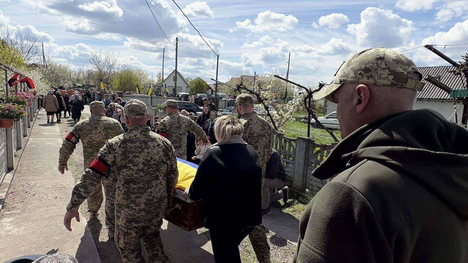 У Надвірнянській громаді провели в останню дорогу померлого воїна Ігоря Середюка 8