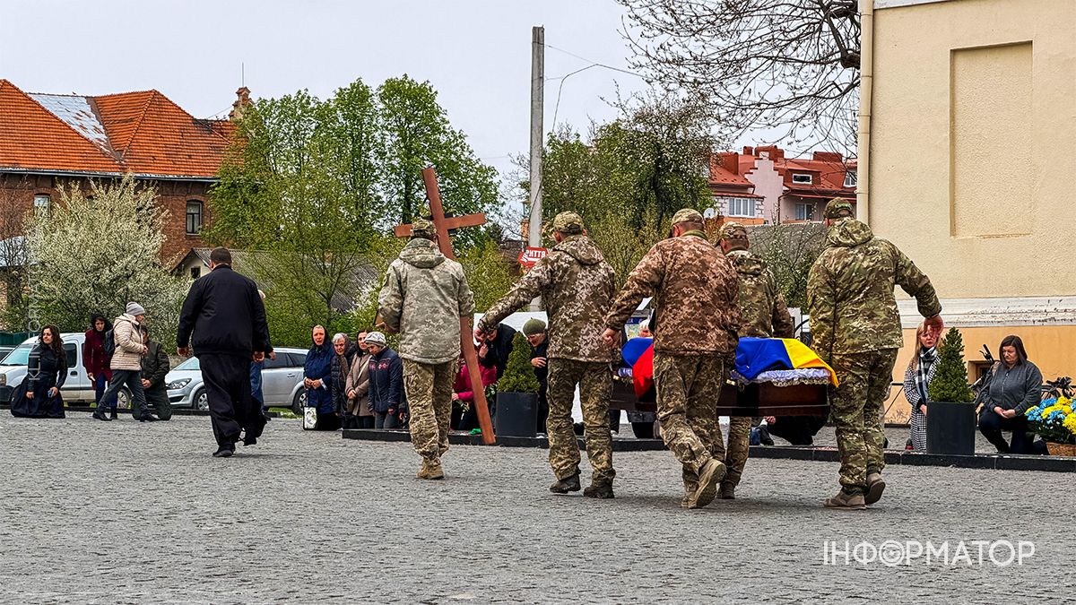 У Коломиї "на щиті" зустріли полеглого захисника Ярослава Гавригу 5