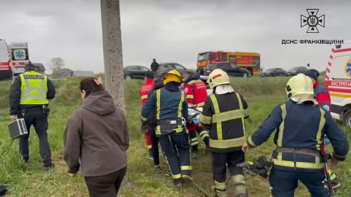 На Надвірнянщині авто перекинулося у кювет: є травмовані 1