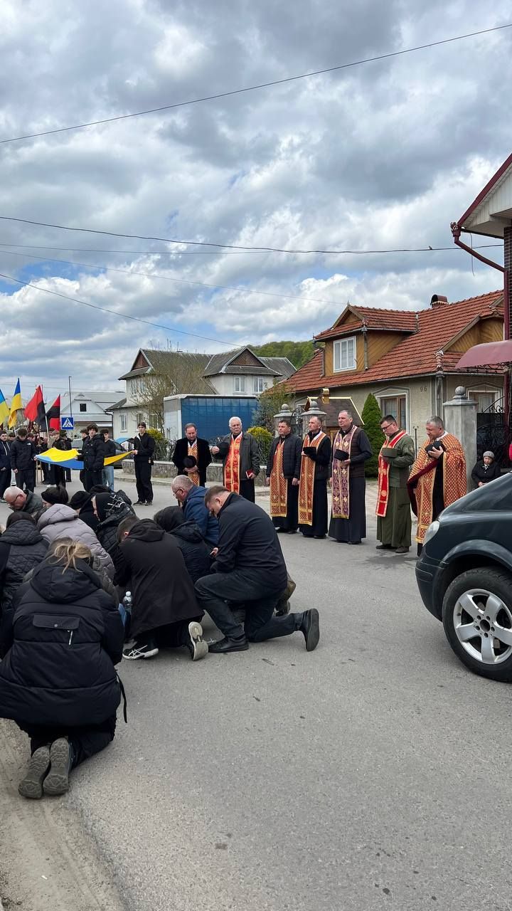 На Косівщині попрощались із загиблим Героєм Назаром Полюка 9