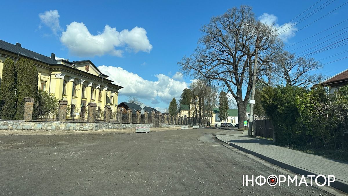 Біля єпархії УГКЦ у Коломиї проводять дорожні роботи 1