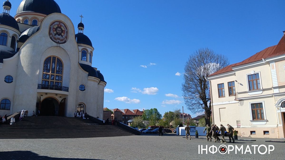 До Коломиї на вічний спочинок повернувся захисник Михайло Лісаченко 4