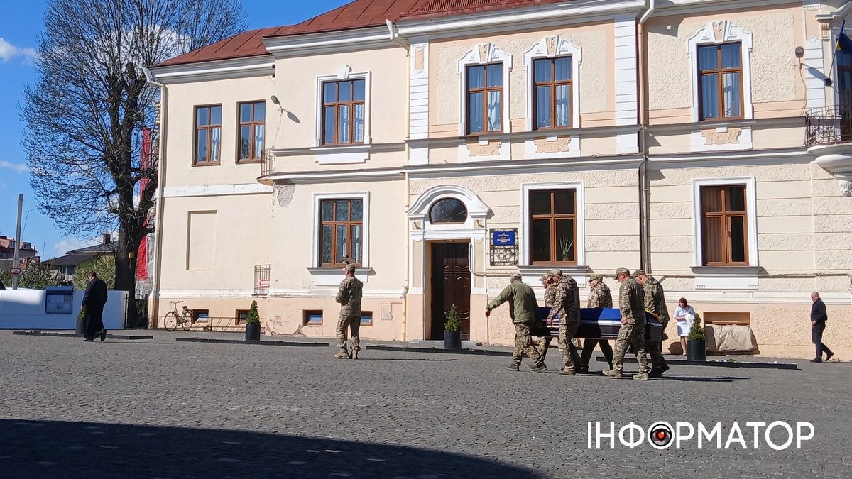 До Коломиї на вічний спочинок повернувся захисник Михайло Лісаченко 3