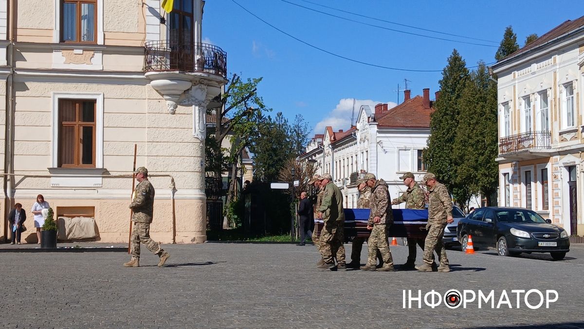 До Коломиї на вічний спочинок повернувся захисник Михайло Лісаченко 2