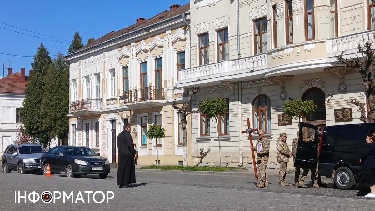 До Коломиї на вічний спочинок повернувся захисник Михайло Лісаченко 1