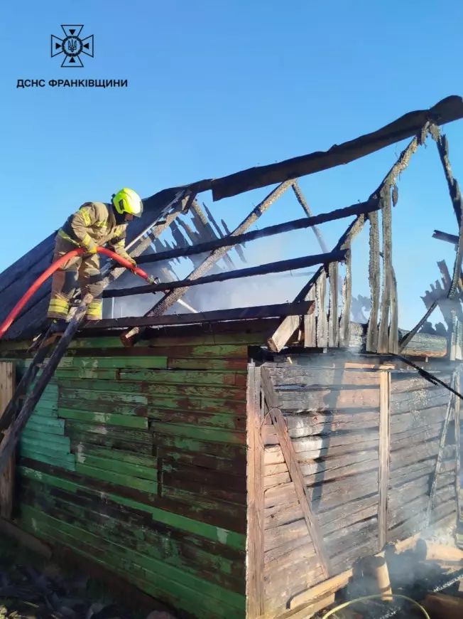 В Яблуниці ліквідували пожежу господарської будівлі 1