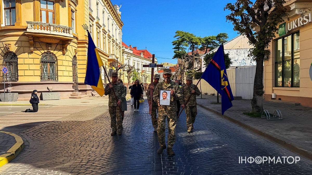 В останню дорогу в Коломиї провели захисника Михайла Лісаченка 6