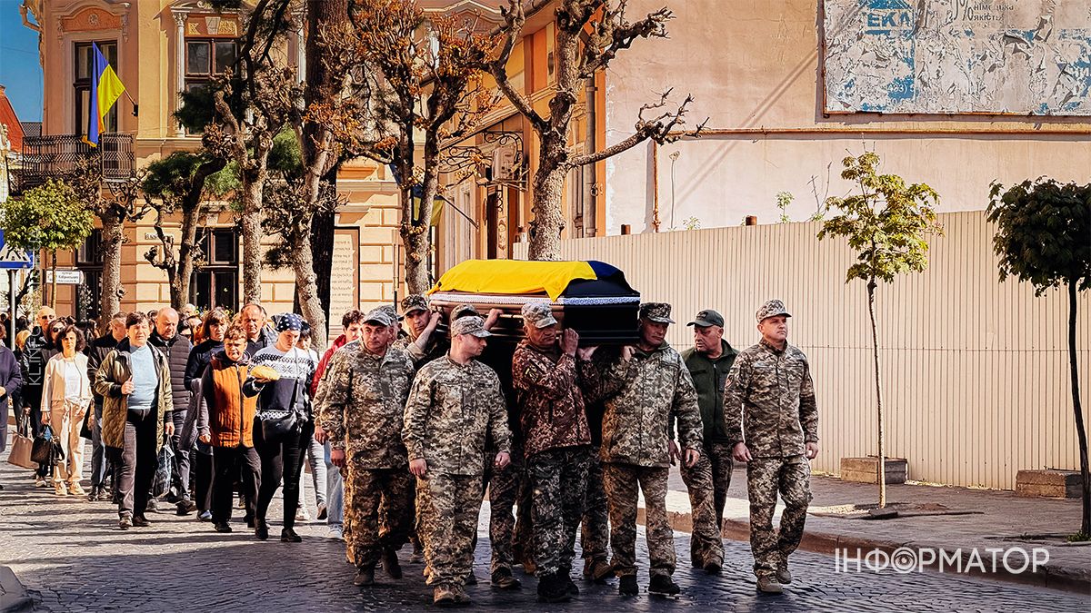В останню дорогу в Коломиї провели захисника Михайла Лісаченка 7