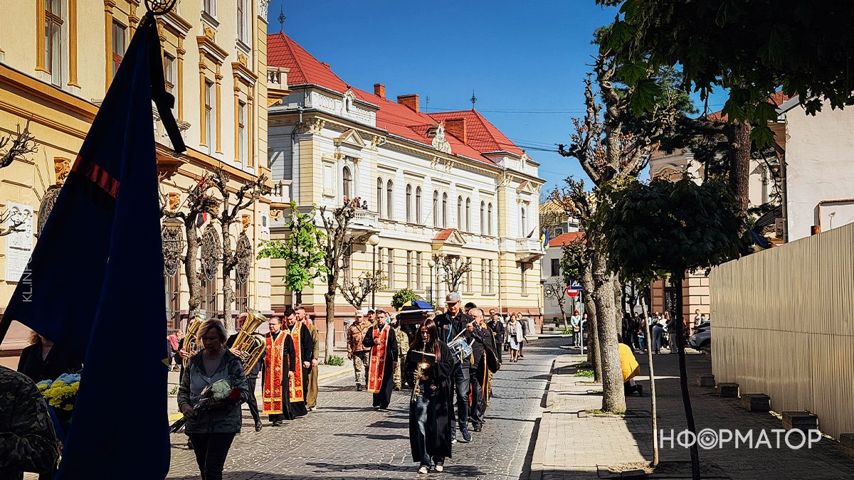 В останню дорогу в Коломиї провели захисника Михайла Лісаченка 5