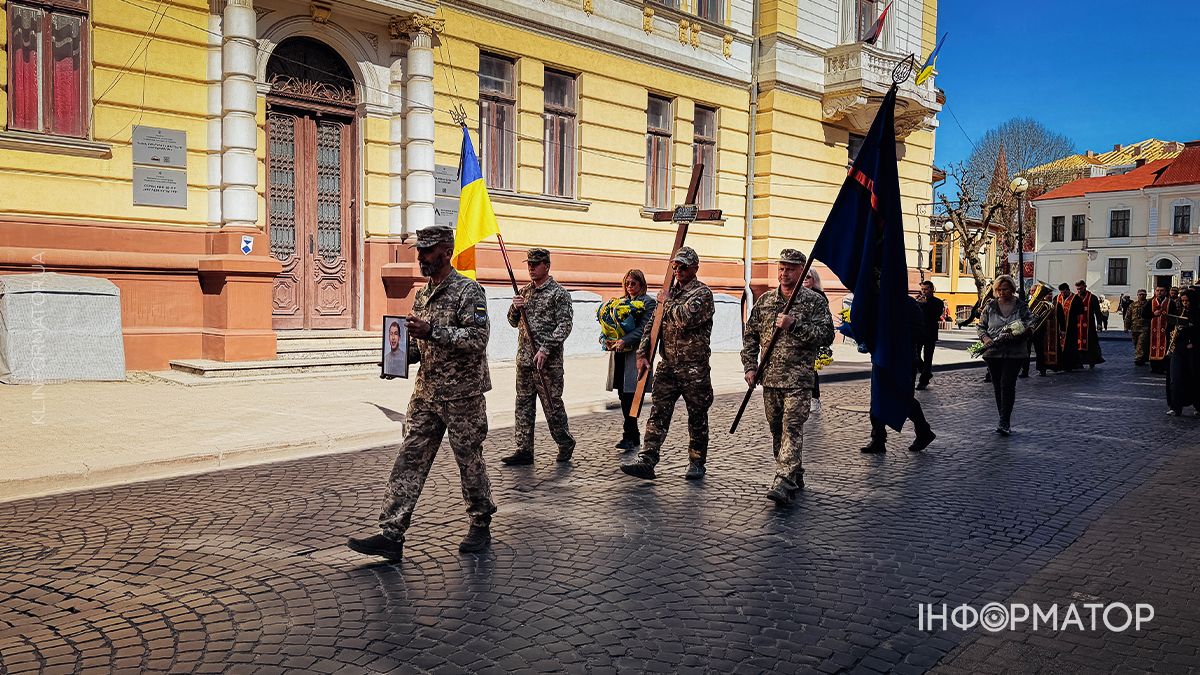 В останню дорогу в Коломиї провели захисника Михайла Лісаченка 4