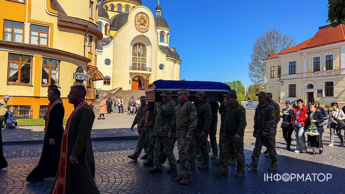 В останню дорогу в Коломиї провели захисника Михайла Лісаченка 3