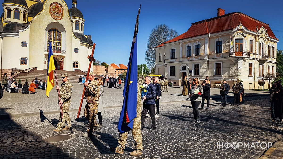 В останню дорогу в Коломиї провели захисника Михайла Лісаченка 2