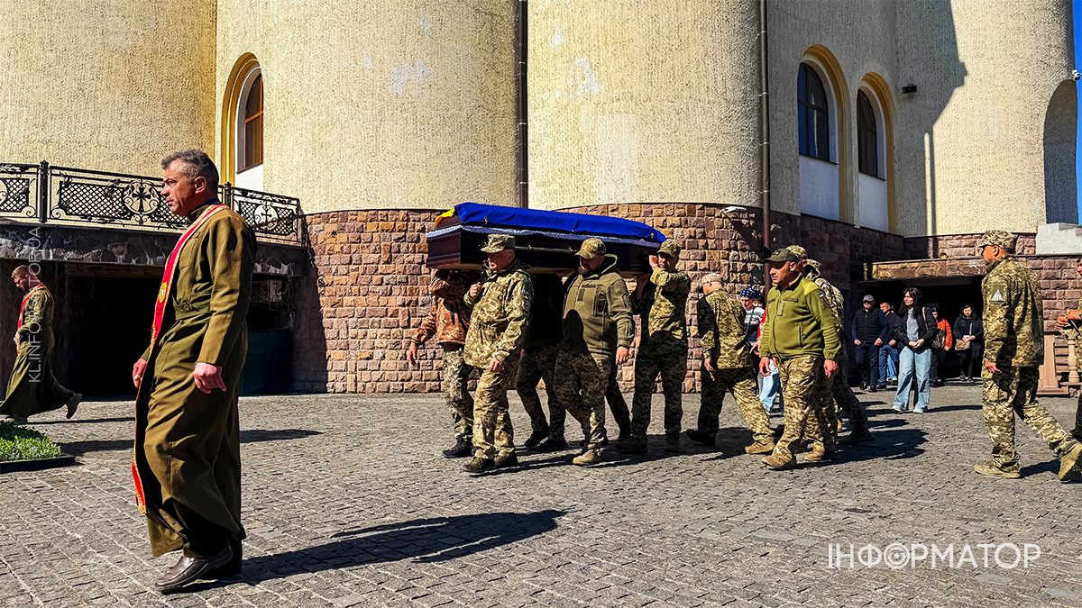 В останню дорогу в Коломиї провели захисника Михайла Лісаченка 1