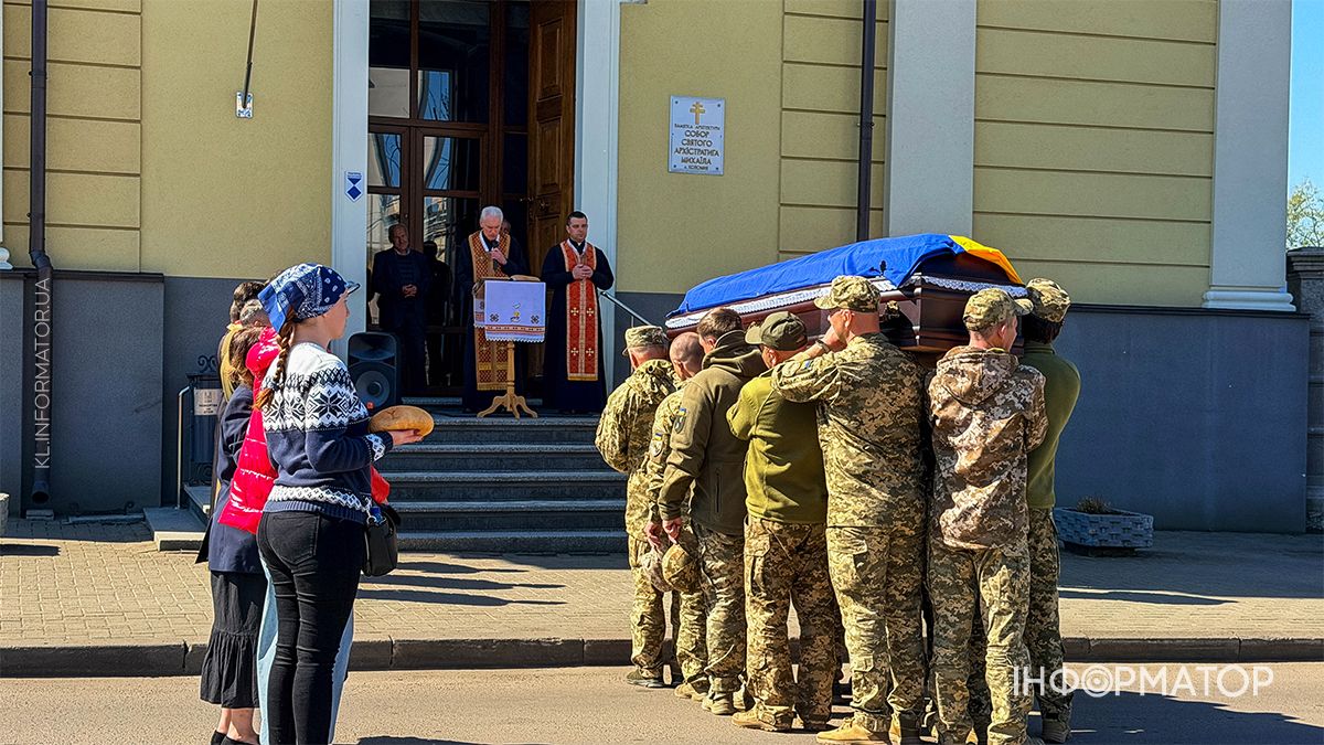 В останню дорогу в Коломиї провели захисника Михайла Лісаченка 17