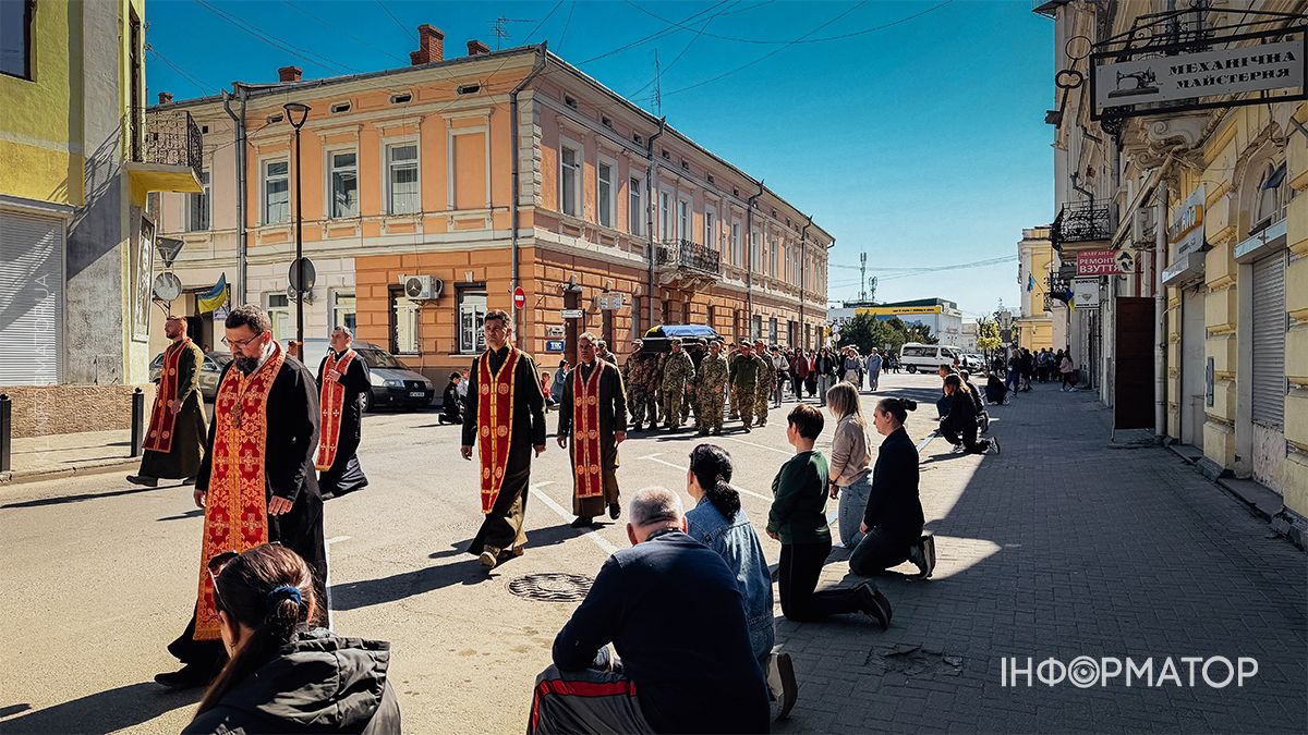 В останню дорогу в Коломиї провели захисника Михайла Лісаченка 16