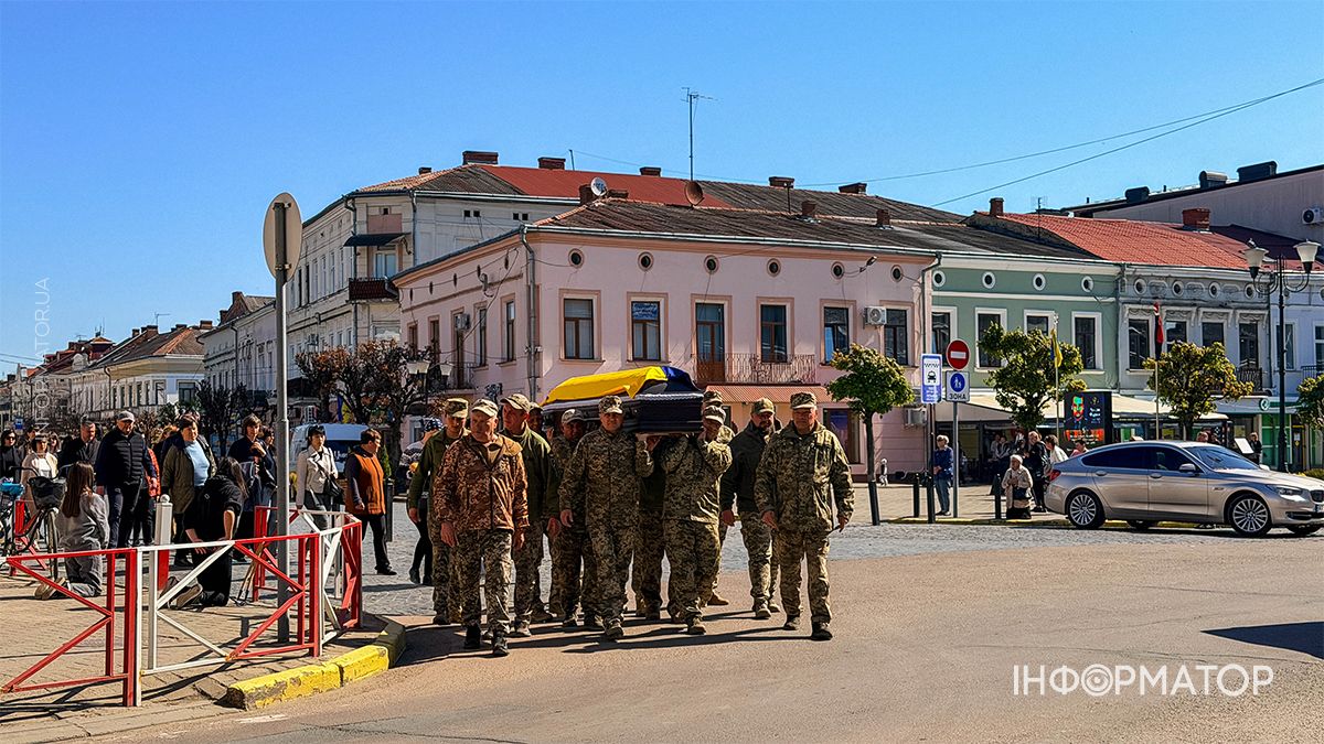 В останню дорогу в Коломиї провели захисника Михайла Лісаченка 15