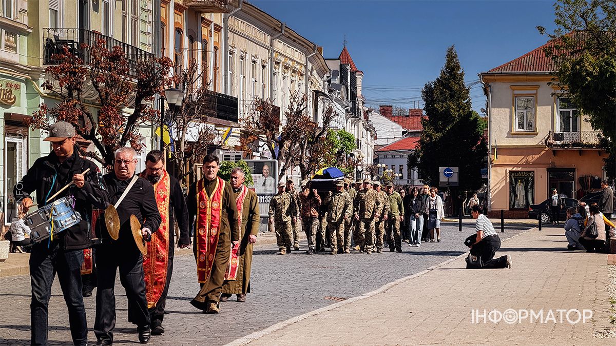 В останню дорогу в Коломиї провели захисника Михайла Лісаченка 14