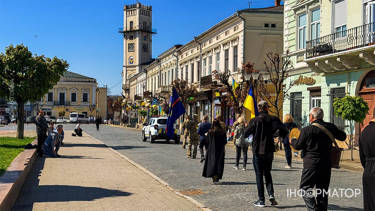 В останню дорогу в Коломиї провели захисника Михайла Лісаченка 13