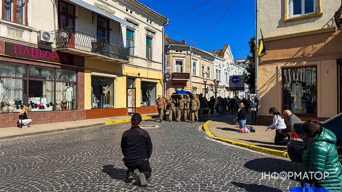 В останню дорогу в Коломиї провели захисника Михайла Лісаченка 12