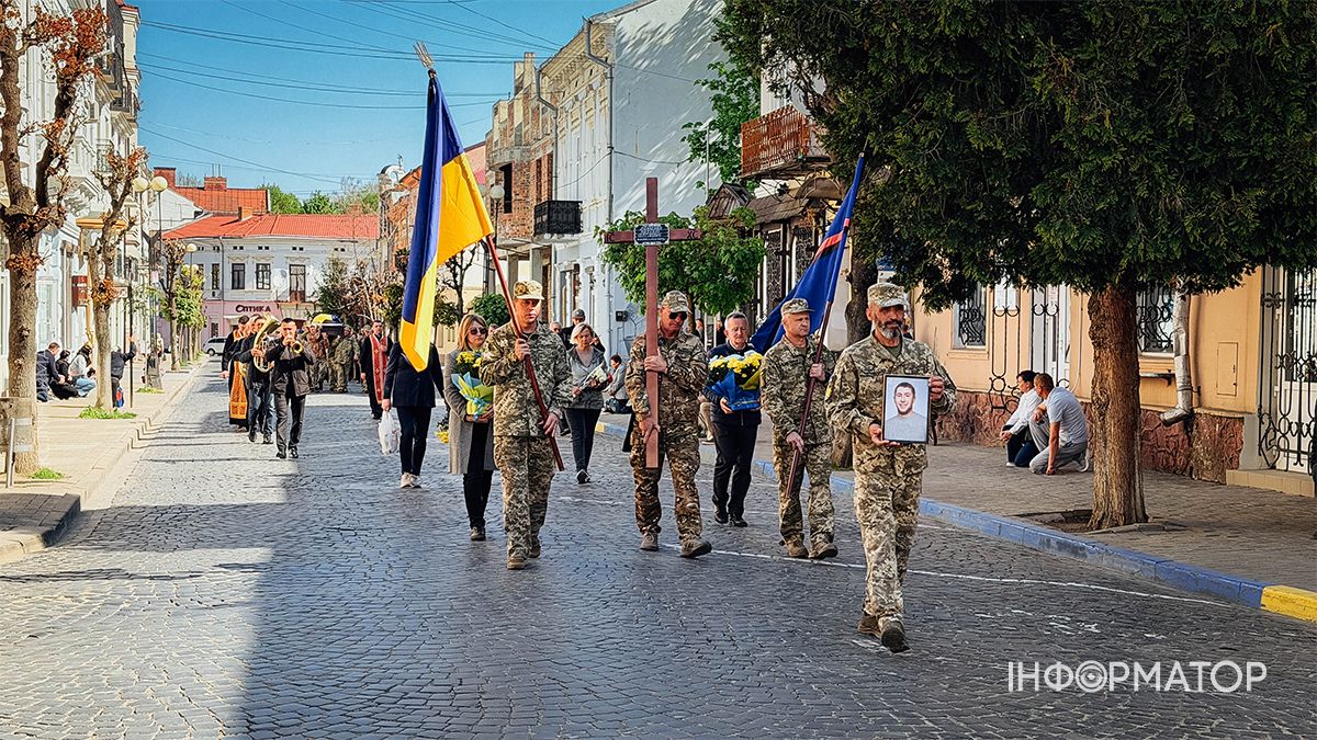 В останню дорогу в Коломиї провели захисника Михайла Лісаченка 11