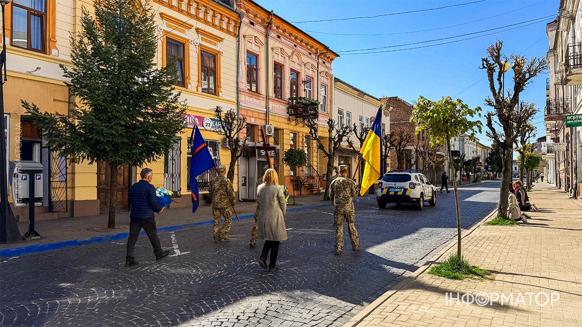 В останню дорогу в Коломиї провели захисника Михайла Лісаченка 10