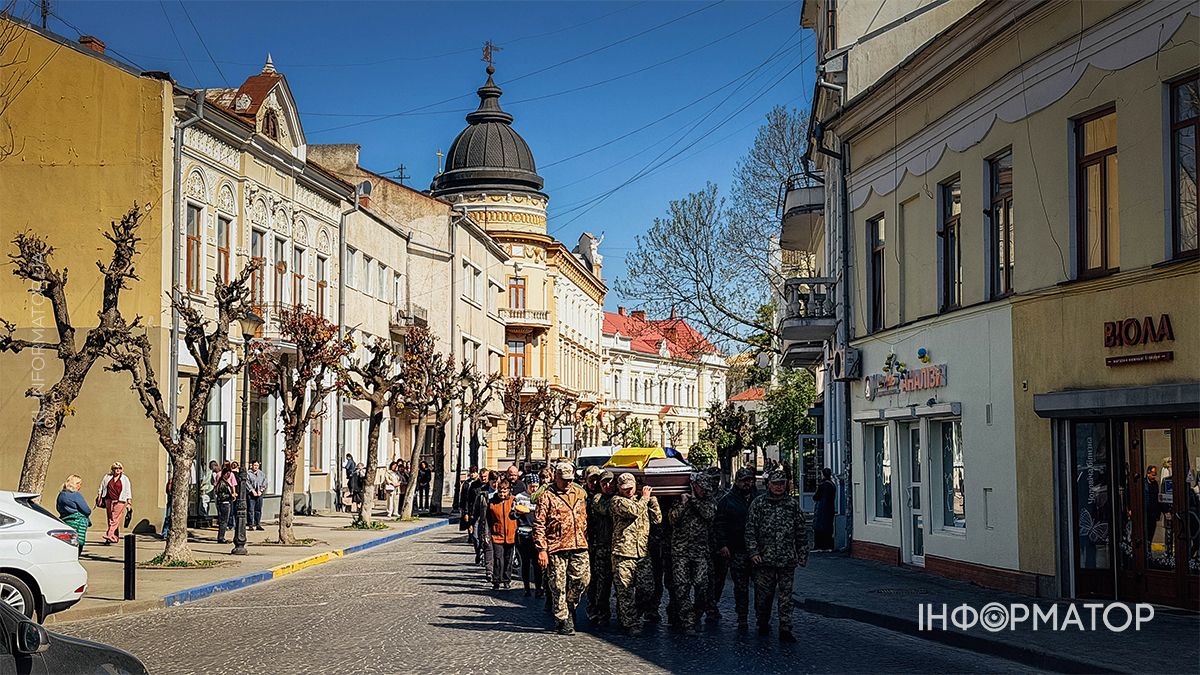 В останню дорогу в Коломиї провели захисника Михайла Лісаченка 8