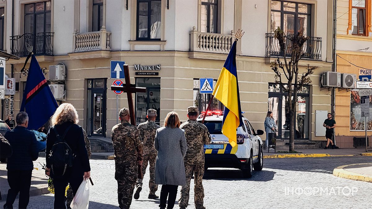В останню дорогу в Коломиї провели захисника Михайла Лісаченка 9
