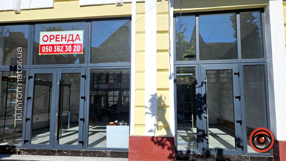 Знову на суд людський: чи варто було руйнувати фасад будинку зі шпилем у центрі Коломиї заради вітрини 2