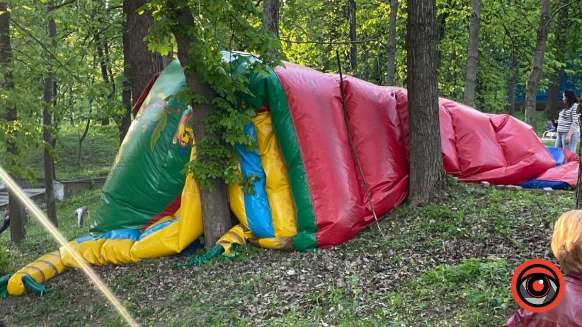Батут з дітьми перекинувся у парку під час відкриття сезону у Калуші