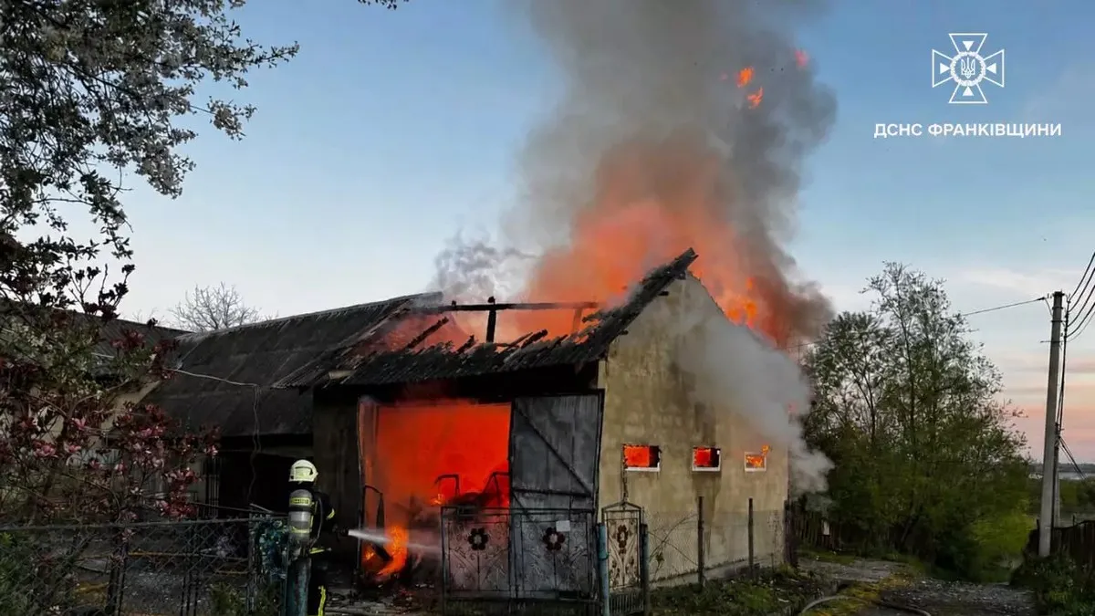 Автомобіль та будинок палали на Косівщині 1
