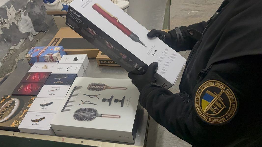 Прикарпатця з незадекларованим брендовим товаром на близько 1 млн грн зупинили в "Шегинях" 1