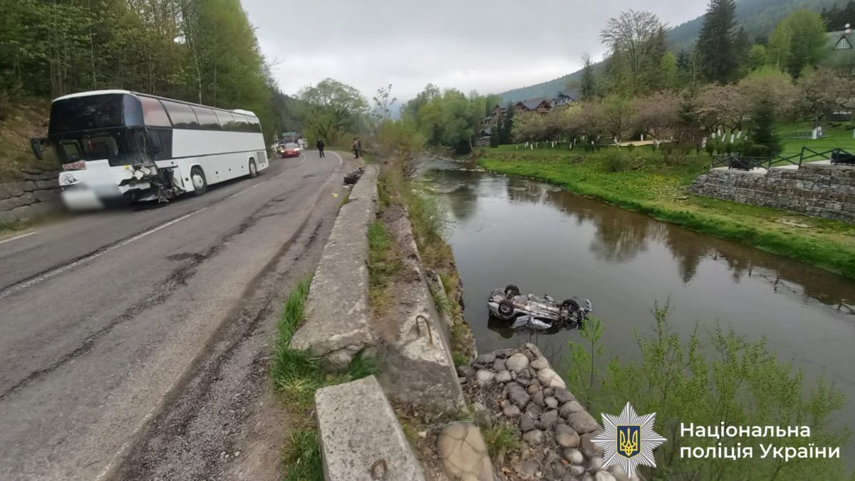 Легковик після зіткнення з автобусом злетів у Прут: ДТП у Татарові