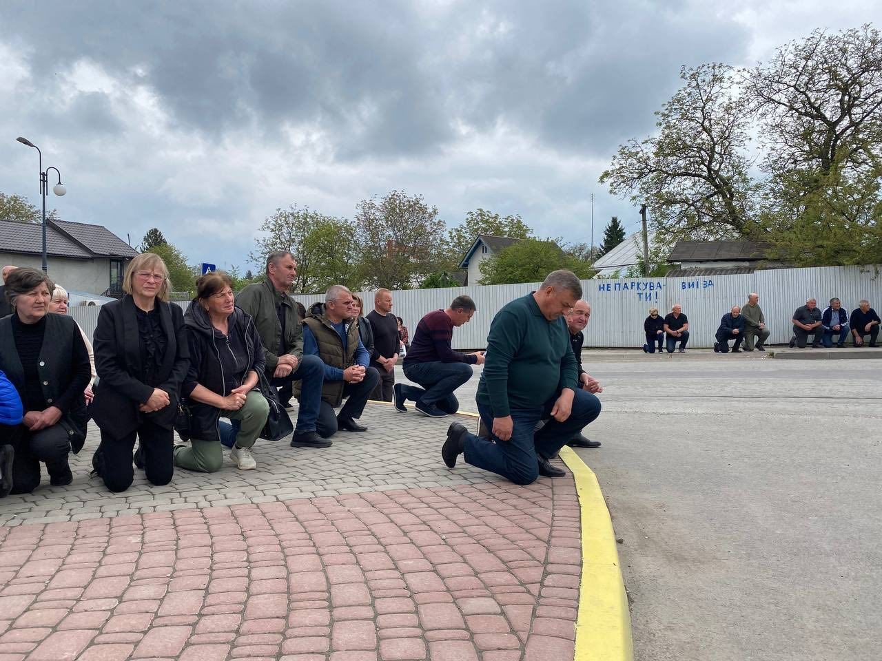 Городенківська громада на колінах зустріла полеглого Героя Миколу Чупруна 2