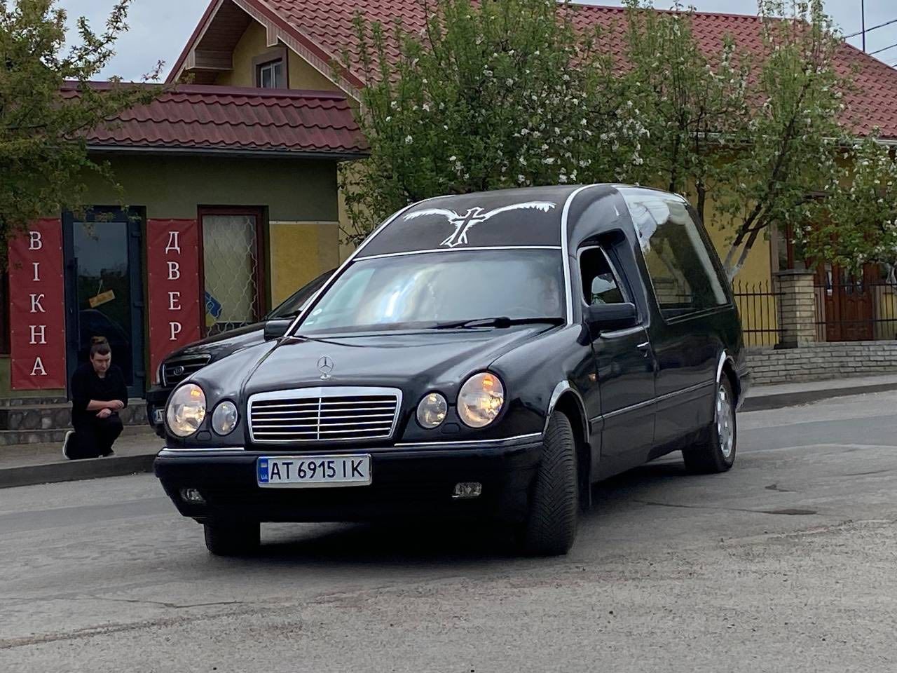 Городенківська громада на колінах зустріла полеглого Героя Миколу Чупруна 1