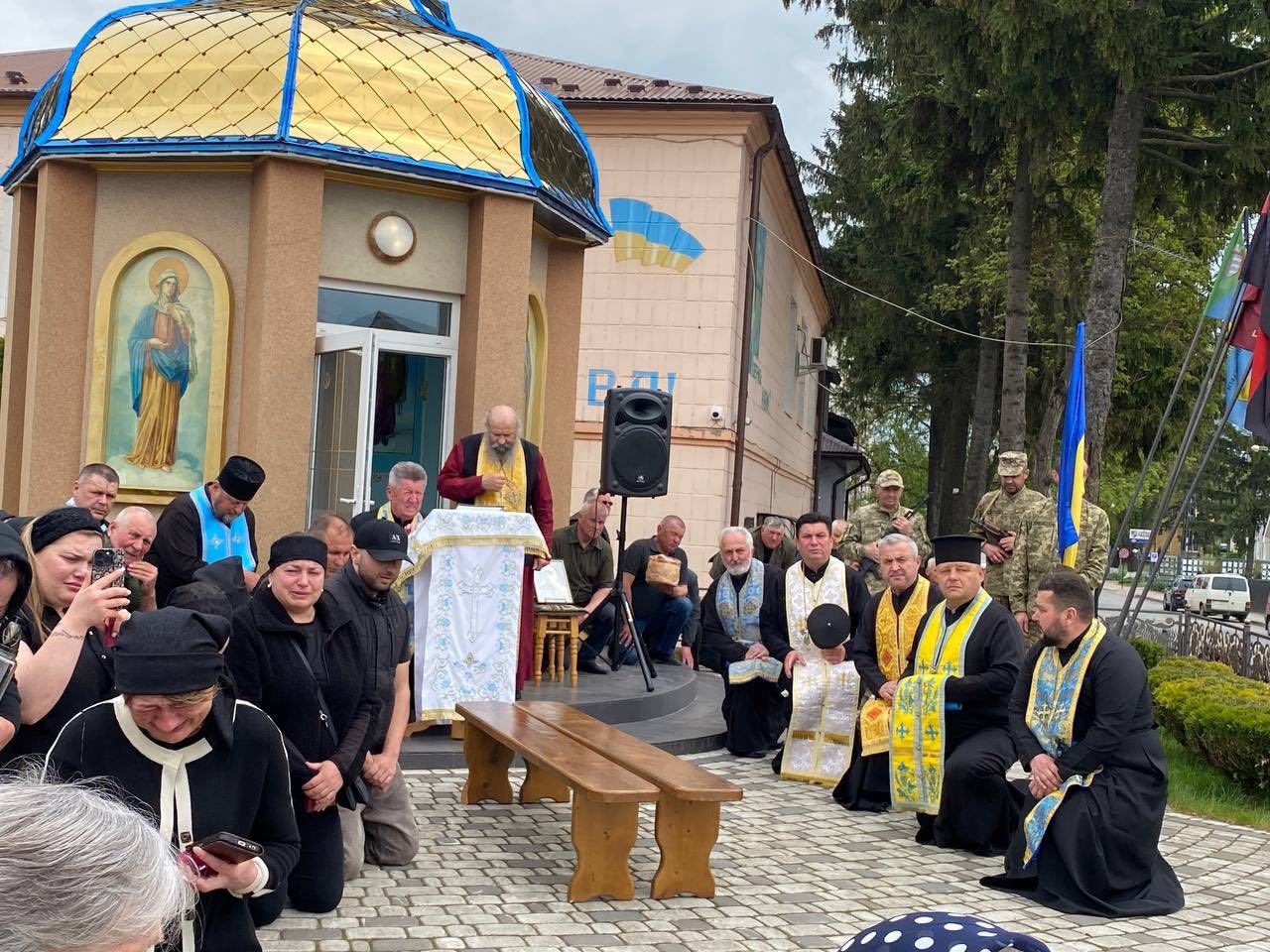 Городенківська громада на колінах зустріла полеглого Героя Миколу Чупруна 4
