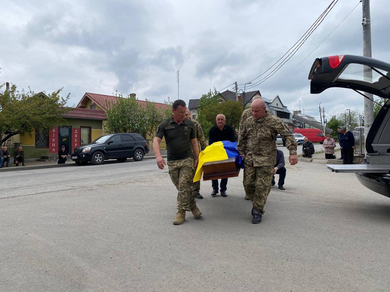 Городенківська громада на колінах зустріла полеглого Героя Миколу Чупруна 6