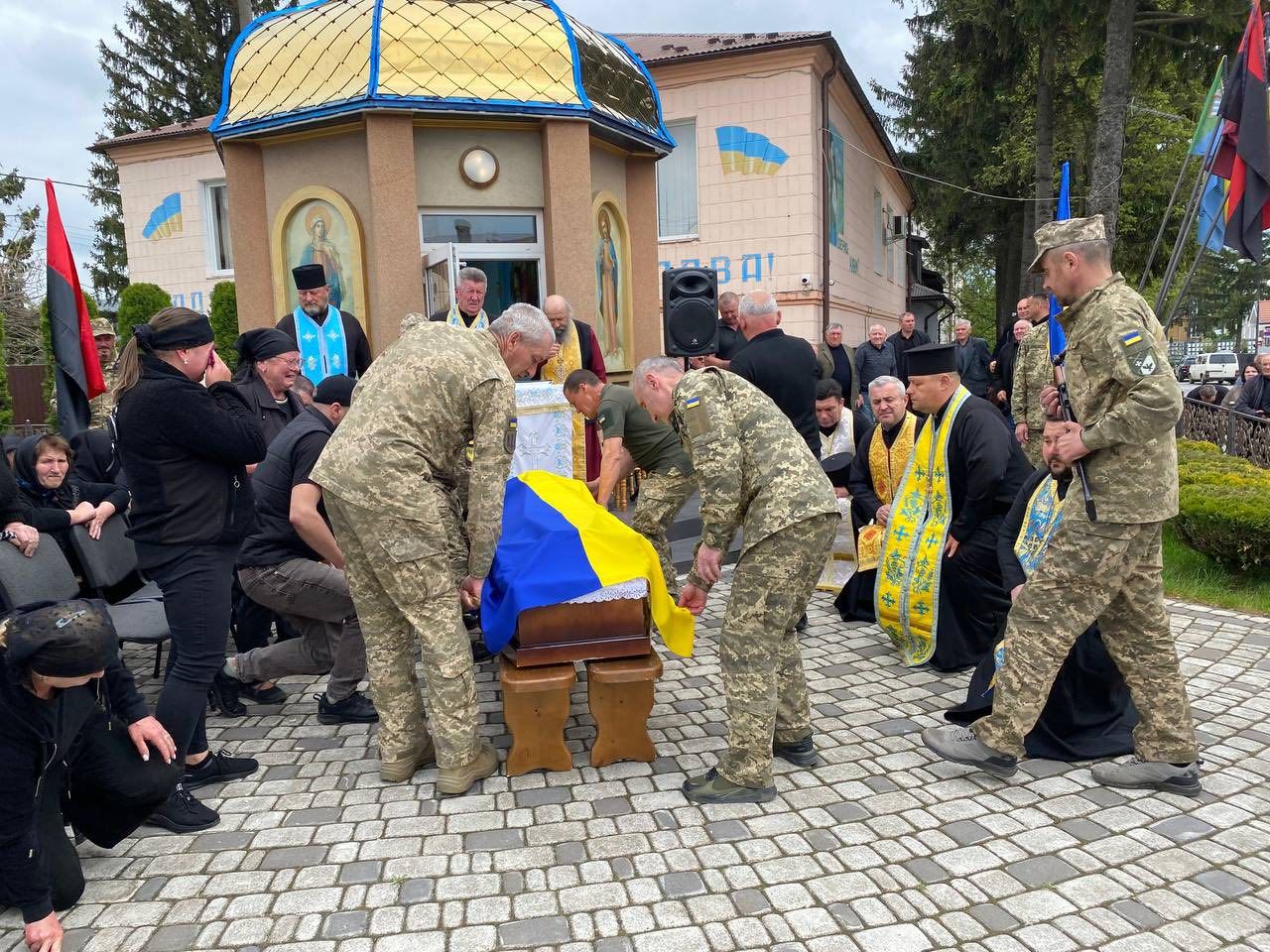 Городенківська громада на колінах зустріла полеглого Героя Миколу Чупруна 8